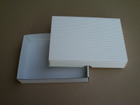 Dárková krabička bez průhledu – bílá (190x145x35 mm)