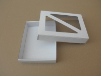 Dárková krabička s průhledem trojúhelníky – bílá (190x145x35 mm)