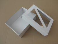 Dárková krabička s průhledem trojúhelníky – bílá (190x145x70 mm)