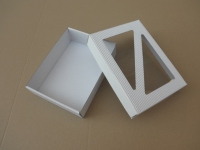Dárková krabička s průhledem trojúhelníky – bílá (190x145x50 mm)