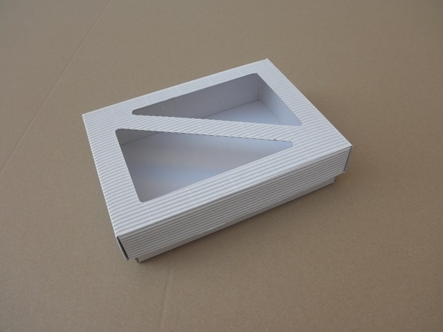 Dárková krabička s průhledem trojúhelníky – bílá (190x145x50 mm)